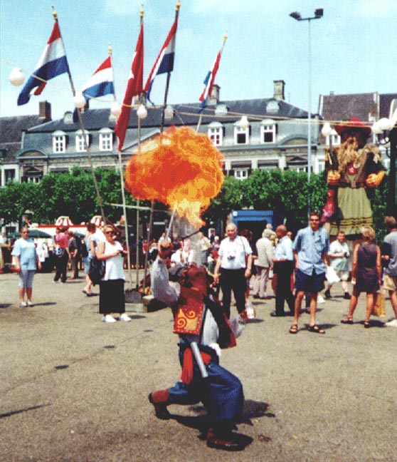 vuurspuwer1.jpg (90247 bytes)